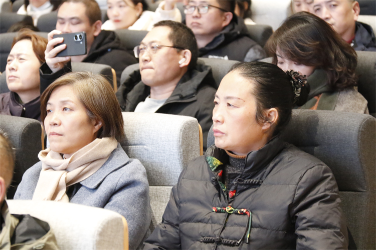 图6：家长认真聆听.JPG