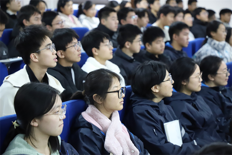 1768958845792403.jpg 图片5:学生认真聆听.JPG