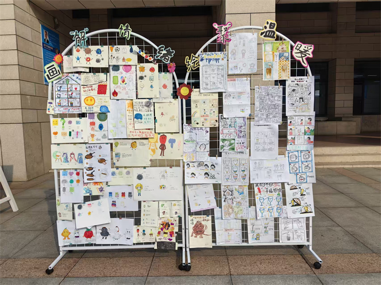 1769481656943390.jpg 图2:主题画展展架.jpg