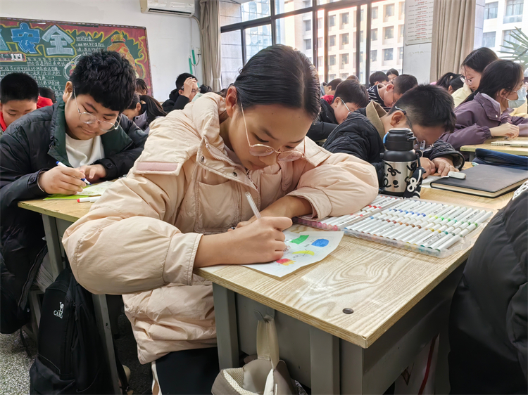 1769481677794728.jpg 图3:同学们在课堂上专注创作.jpg