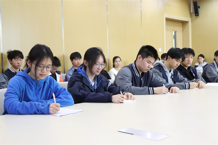 1774857844642270.jpg 图三:同学们认真记录交流内容.JPG