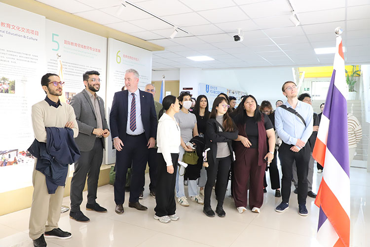 1776647350586197.jpg 图四:参观国际部文化长廊.JPG