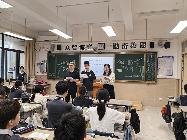 1777517989752374.jpg 图9:三口之家齐诵《弟子规》.jpg