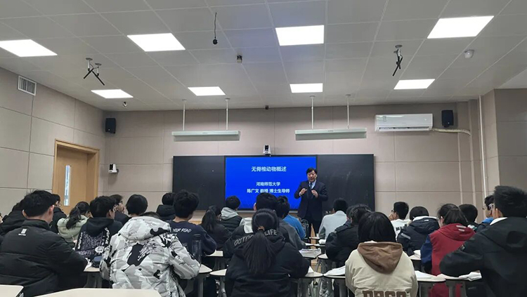 图7 河师大陈教授为生物竞赛班的学生们授课.jpg