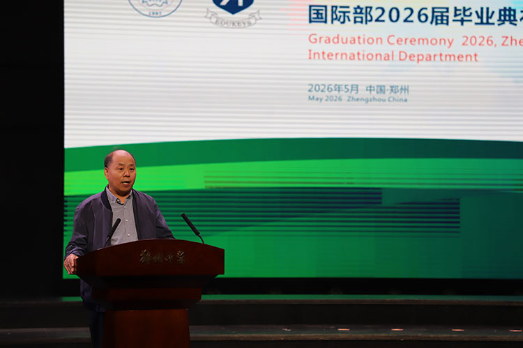 图九：家长代表何建强感念学校.JPG