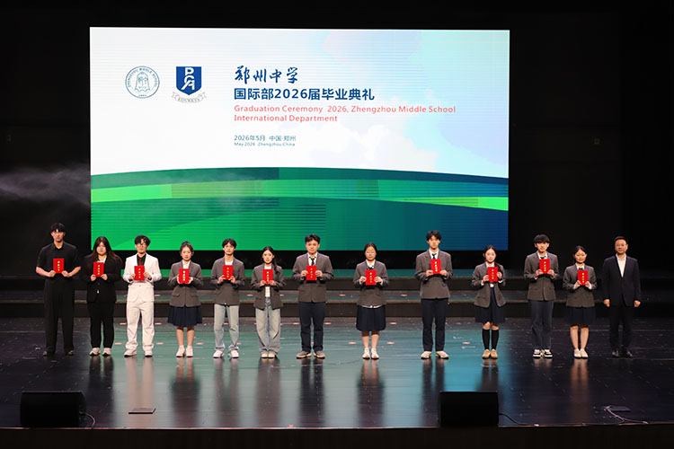 图十：LOGIN_焦点娱乐·(官方)代理招商直营平台
党委副书记、校长李松涛为毕业生代表颁发高中毕业证书.JPG