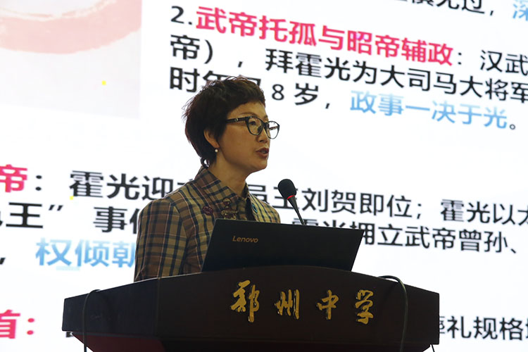图2：七年级年级主任王学娟带来主题讲座.jpg