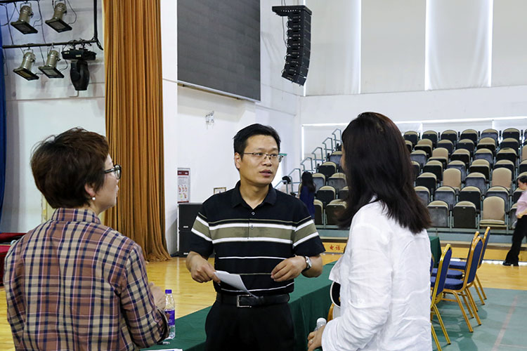 图7：老师与家长会后交流.jpg