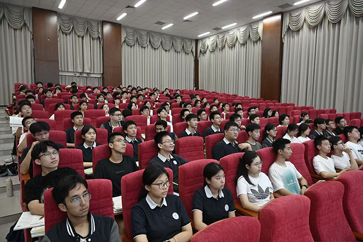 1779243499372138.jpg 图三:入团积极分子认真听讲.jpg
