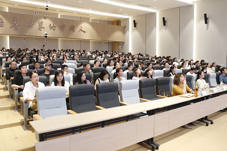 1779677435769508.jpg 图2:郑州市各区中小学德育骨干参会学习.JPG