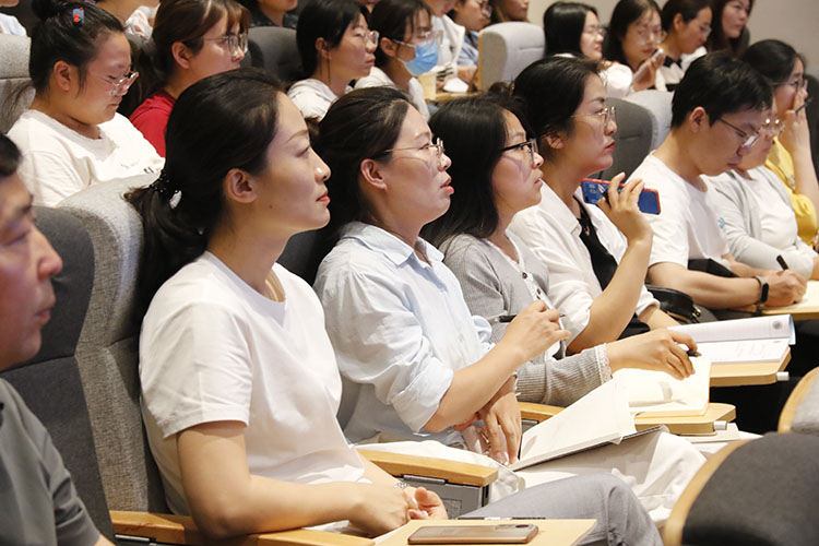 1779677470842106.jpg 图5:与会教师认真聆听学习.JPG