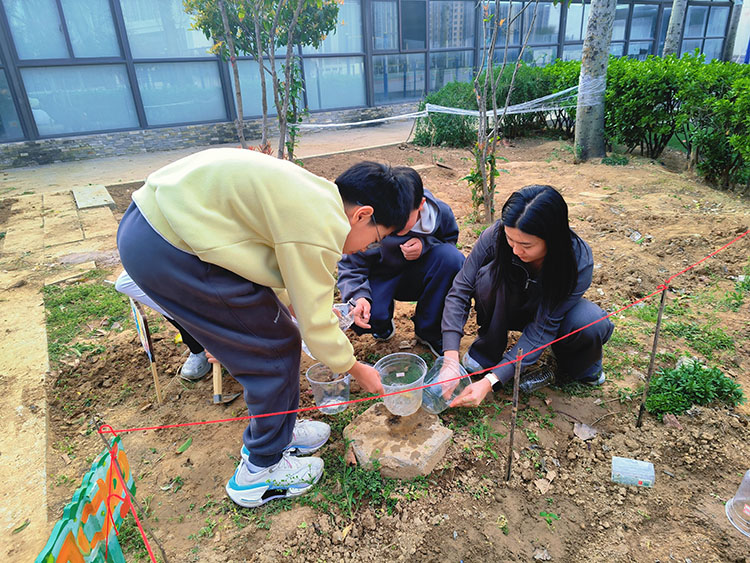 1780281353380200.jpg 图3:王一诺老师耐心讲解.jpg
