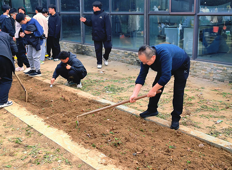 1780281366212964.jpg 图4:陈伟老师教学生锄地方法.jpg