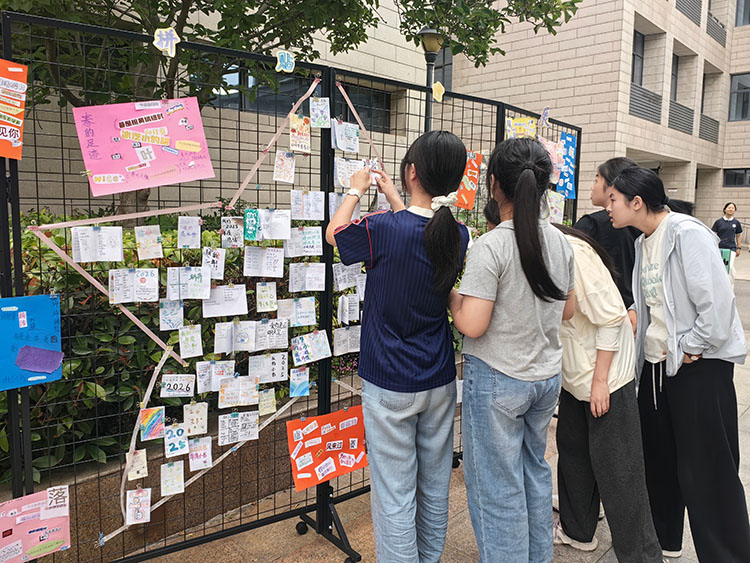 图5：学生饶有兴致地观看心理作品展.jpg