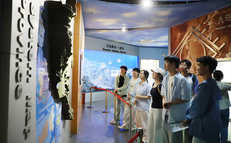 1781575615285594.jpg 图六:课本中的地貌知识直观呈现在眼前.jpg